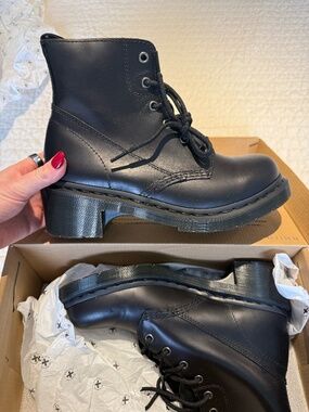 Dr. Martins Alderstone Lace Up - Size 9 BRAND NEW